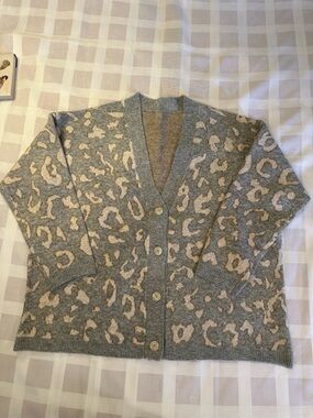 🩶🐆🩶 NWOT Leopard-Print V-Neck Button Cardigan in Gray and Beige 3X